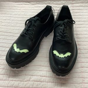 NWT Hot Topic Glow-in-the-dark Bats Oxfords
